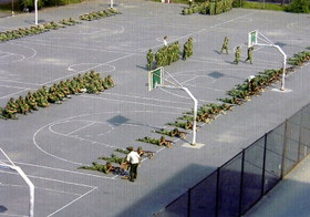 中国黒竜江省哈爾浜(ハルビン)市の黒竜江大学の宿舎から見た学生の軍事演習