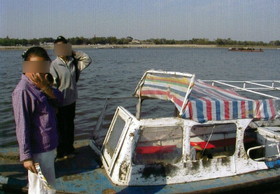 中国黒竜江省哈爾浜(ハルビン)市で客引きのおばさんに負けてこのぼろい船で太陽島へ