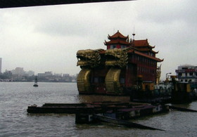 とまとじゅーす的中国旅行記　上海の南浦大橋の下にある悪趣味というか成金趣味の船上レストラン