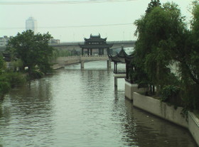 とまとじゅーす的中国観光　蘇州の運河を寒山寺から見た所。水郷らしい風景