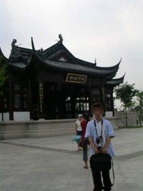 とまとじゅーす的中国旅行記　寒山寺のどこかで記念撮影。ビデオカメラが重かった
