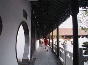とまとじゅーす的蘇州観光　蘇州定園にも回廊があります。典型的な中国建築