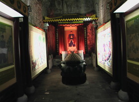 とまとじゅーす的中国旅行記　南京城の横穴の武器庫？には色々な絵物語とかがありました