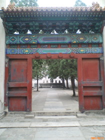 とまとじゅーす的北京観光　市内と故宮、八達嶺 万里の長城・明の十三陵・老北京のツアー観光　こちらは櫺星門。帝政の高貴さを象徴して質素な作りになってる