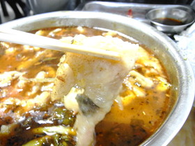 とまとじゅーす的上海市内観光旅行記、長寧区の地下鉄、軽軌站中山公園駅付近の上海料理店で食べた水煮魚これは雷魚だったかな。高菜と唐辛子入りだけど辛くないね