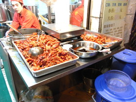 とまとじゅーす的中国旅行記、海市長寧区の中山公園付近の地元民向けの上海料理店の入口。量り売りで大体1斤（500g）単位で売られてる。持帰り可