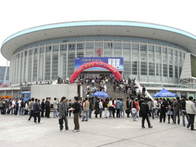 とまとじゅーす的上海市内観光旅行記、ちなみにこの日、上海体育館は確か就職説明会か何かの会場になっていました。夜はなんと日本のバンドが公演してましたょ