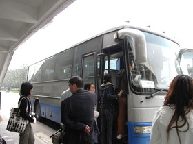 とまとじゅーす的中国上海、水郷古鎮、周庄（周荘）日帰り観光旅行記。この長距離バスで水郷の町、周庄へ出発！個人客も多い