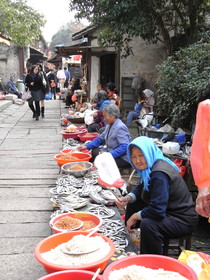 中国で買い物。市場で魚介類、果物を買う