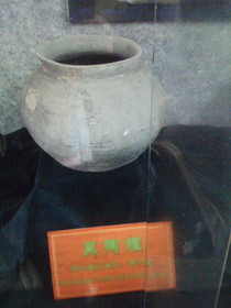 とまとじゅーす的中国上海、江南水郷古鎮、周庄（周荘）日帰り観光旅行記、周庄博物館内写真。これは普通の土で作られた壷