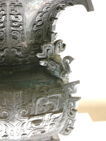 とまとじゅーす的中国旅行記、上海博物館・青銅器展、西周早期の（癸殳）古方尊という青銅器のアップ。文様と作りの丁寧さが伝わるかなぁ？