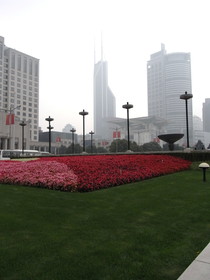 とまとじゅーす的中国旅行記。上海の人民広場。この下に地下商店街の香港名店街がある