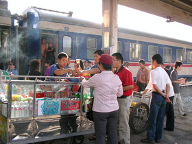 新疆ウイグル(維吾爾)自治区観光旅行記＠上海～ウルムチ(鳥魯木斉)へ長距離寝台列車の旅。朝食を買う人達。車内の食堂車や弁当売りの人からも買える