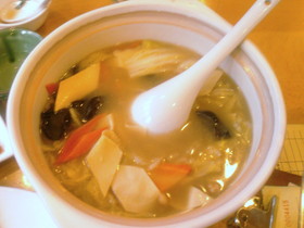 ウルムチ(鳥魯木斉)観光旅行記＠ウルムチ市内の満漢全席のお店で頼んだ野菜スープ。もしかしたら八宝菜かもしれない