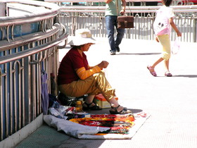 新疆ウイグル(維吾爾)自治区観光旅行記＠何族か不明だけど、露天で民族工芸品を売ってるおばさん