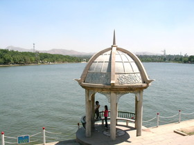 とまとじゅーす的中国旅行記、鳥魯木斉(ウルムチ)市内観光編＠南郊客運站側にある水上公園です。清々しい湖と気候