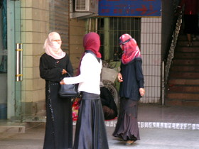 新疆ウイグル自治区観光旅行編＠アクス(阿克蘇)観光、イスラム教徒の教えを忠実に守ってる女性の写真
