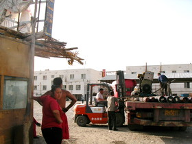 新疆ウイグル(維吾爾)自治区観光旅行記＠阿克蘇(アクス)観光、輪台県の休憩所　名前の通り、車のタイヤや車両整備関係の町工場がたくさんある