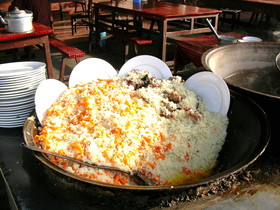 新疆維吾爾(ウイグル)自治区観光旅行記＠輪台県のこの食堂で見たウイグル族の抓飯という炒飯。鍋の底に油たまってる。豪快だな