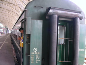 新疆ウイグル(維吾爾)自治区観光旅行記＠ウルムチ(鳥魯木斉)から上海へT54次で行く長距離寝台列車の旅。これはT54次の向かい側に停車していた中国の近距離列車