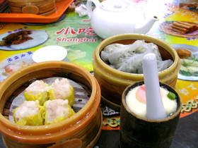とまとじゅーす的上海市内観光旅行記、豫園の老舗の<strong>上海小吃人家</strong>。とりあえず海老と野菜の飲茶と茶碗蒸しを注文