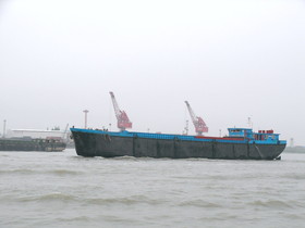 とまとじゅーす的上海市内観光旅行記、吴淞渡口から三岔港村へ。大型の船が来る度に波が押し寄せて飛沫を浴びます。汚い
