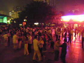 とまとじゅーす的中国旅行記、重慶観光編。夜の重慶市沙坪壩（土貝）区のデパートが並ぶ中心街で、民謡で踊る一団と遭遇
