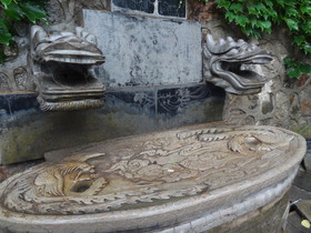 西安観光＠西安の驪山にある観光スポット、兵諌亭の側にある大理石製のレリーフと水受け