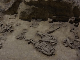 中国旅行記＠西安の秦始皇兵馬俑博物館の三号抗の発掘現場。壊れた兵馬俑が散在している