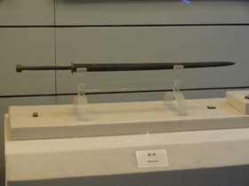 西安観光＠秦始皇兵馬俑博物館の三号抗の出土品である剣の展示