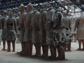 中国旅行記＠西安の秦始皇兵馬俑博物館の一号抗の発掘現場にある兵馬俑