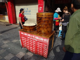 中国旅行記＠西安の路上で野菜マン等を売っていたおばさん
