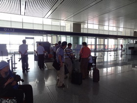 中国旅行記＠西安北駅の高速鉄道、動車組へ乗るために安全検査を受ける
