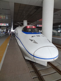 中国旅行記＠西安北駅の高速鉄路を走る動車組。日本の新幹線ベースの車両でした