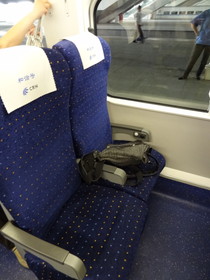 中国旅行記＠西安北駅の高速鉄路を走る動車組の車内と椅子