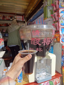 西寧観光旅行記＠西寧の繁華街で飲んだ酸梅を使ったジュース
