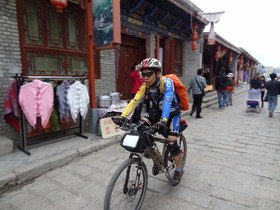 青海省観光＠丹噶尔古城（タンガール古城）を観光している自転車旅行者