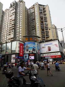 中国旅行記＠成都の携帯ショップが集まる場所