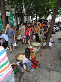 中国旅行記＠成都駅の北側の路地で路上販売をしている人達
