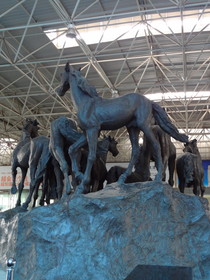 雲南旅行記、昆明〜大理へ列車の旅＠昆明駅構内の雲南馬の銅像