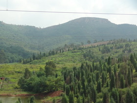 中国旅行記、昆明〜大理へ列車の旅＠山と木々が広がる車窓風景