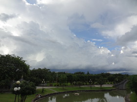 雲南旅行記、瑞麗観光編＠瑞麗江広場と沸き上がる南国っぽい雲