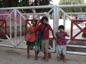 雲南旅行記、瑞麗観光編＠国境の町、瑞麗とMuse(ムセ、ミューズ)の国境を行き来しているたくましい子供達