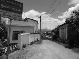 ミャンマー旅行、Muse(ムセ、ミューズ、木姐)観光編＠国境付近の小道を白黒で撮影