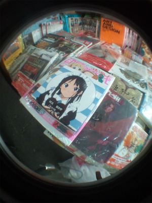 上海観光旅行記＠福州路にある雑誌屋で購入したけいおんの付録付雑誌