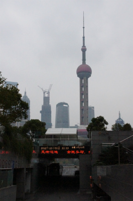 とまとじゅーす的上海観光旅行記＠上海港付近から見た東方明珠電視塔