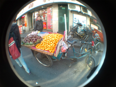 上海観光旅行記＠人民広場付近で見た三輪車の果物売り