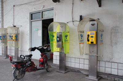 とまとじゅーす的中国旅行記＠上海観光、上海体育館付近の公衆電話とバイク