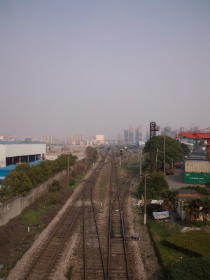 上海観光＠彭浦新村付近の高架より鉄道を眺め見る