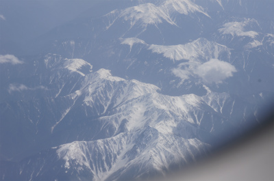 とまとじゅーす的中国旅行記＠茨城から上海浦東国際空港へ行く飛行機の窓からの風景。眼下には雪山が見える